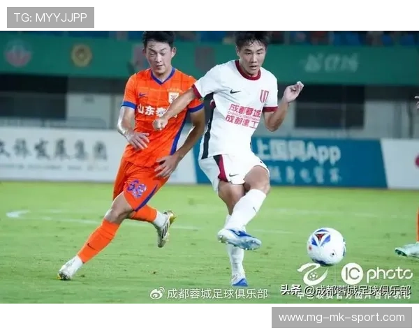 成都蓉城帅惟浩边路连续传中—绿茵场上的传中艺术